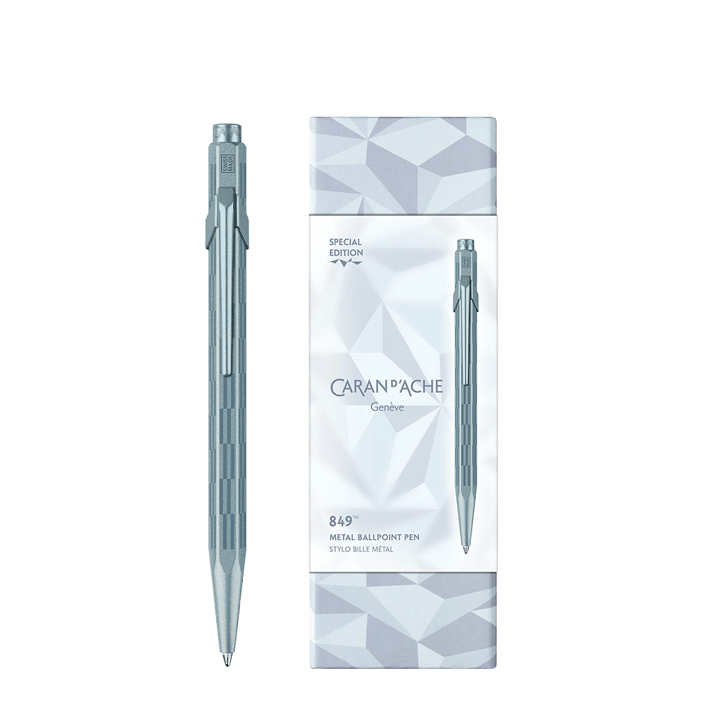 CARAN D'ACHE ΣΤΥΛΟ BALLPOINT ΜΑΥΡΟ ΜΕΛANI ΜΕΤΑΛΙΚΟ ΣΕ ΧΑΡΤΙΝΟ ΚΟΥΤΙ MEDIUM 849 LTD ALPINE FROST ΜΠΛΕ