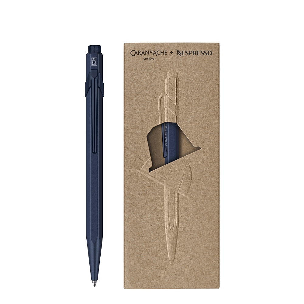 CARAN D'ACHE x NESPRESSO ΣΤΥΛΟ 849 BALLPOINT MEDIUM ΜΕΤΑΛΛΙΚΟ ΜΠΛΕ ΜΕ ΜΑΥΡΟ ΜΕΛΑΝΙ ΣΕ ΧΑΡΤΙΝΟ ΚΟΥΤΙ