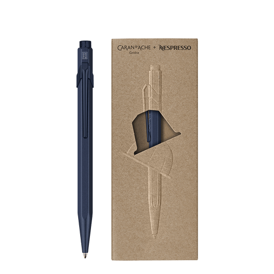 CARAN D'ACHE x NESPRESSO ΣΤΥΛΟ 849 BALLPOINT MEDIUM ΜΕΤΑΛΛΙΚΟ ΜΠΛΕ ΜΕ ΜΑΥΡΟ ΜΕΛΑΝΙ ΣΕ ΧΑΡΤΙΝΟ ΚΟΥΤΙ