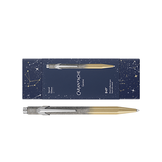 CΑRAN D'ACHE ΣΤΥΛΟ BALLPOINT ΜΑΥΡΟ ΜΕΛΑΝΙ ΜΕΤΑΛΛΙΚΟ ΣΕ ΧΑΡΤΙΝΟ ΚΟΥΤΙ MEDIUM 849 COSMIC BLUE ΧΡΥΣΟ