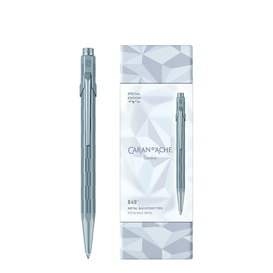CARAN D'ACHE ΣΤΥΛΟ BALLPOINT ΜΑΥΡΟ ΜΕΛANI ΜΕΤΑΛΙΚΟ ΣΕ ΧΑΡΤΙΝΟ ΚΟΥΤΙ MEDIUM 849 LTD ALPINE FROST ΜΠΛΕ